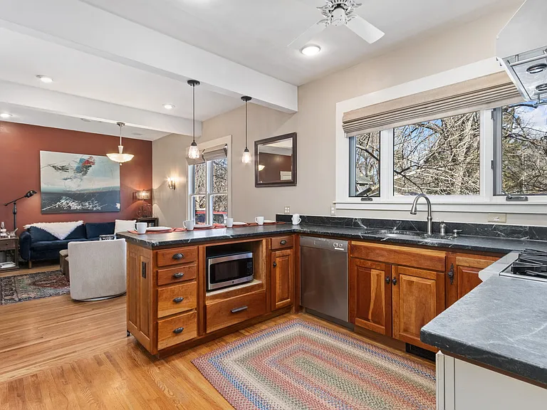 1500 W Oak St — Photo 15