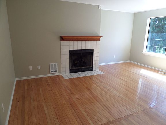 4th image of 452 210th Ave NE