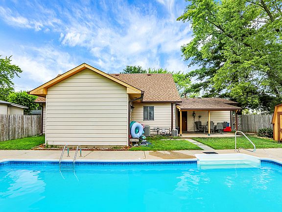 3rd image of 482 Spring Dr