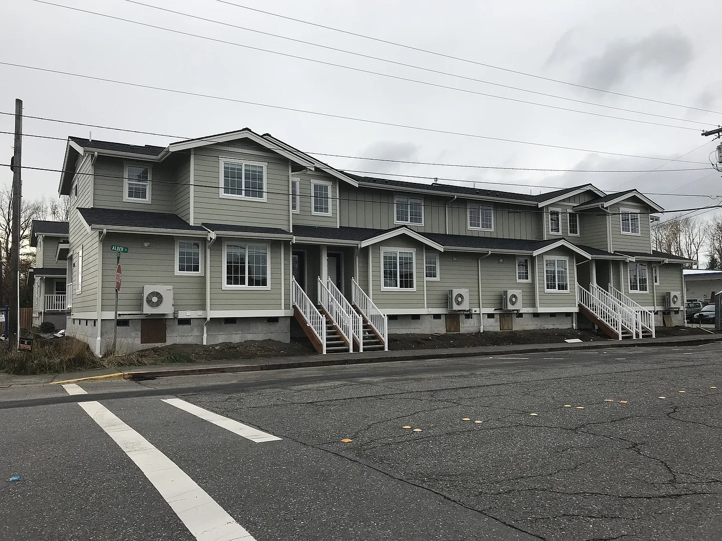 AL2035 — Photo 1