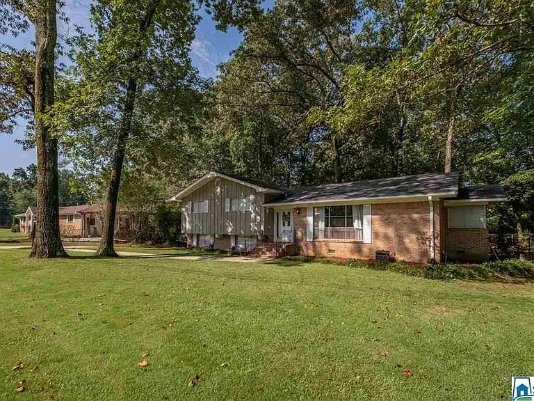 1908 Hickory Ln — Photo 6