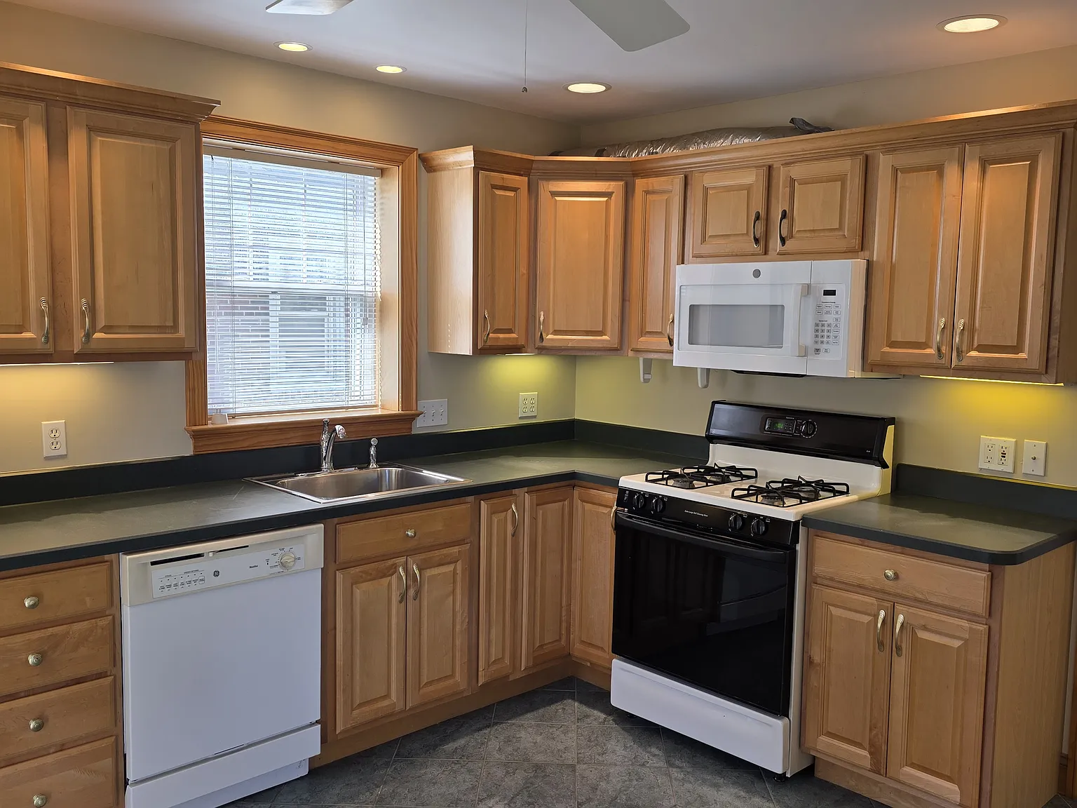 3 bed, 1124 sqft, $3,250 — Photo 4