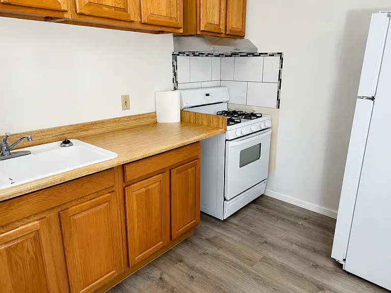 139 Pine St — Photo 3