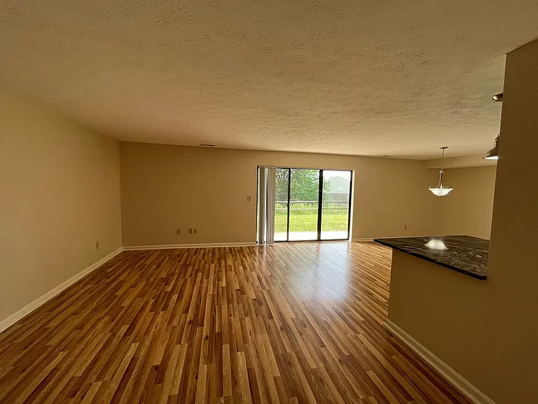 7201-7223 Beacon Hill Dr — Photo 3