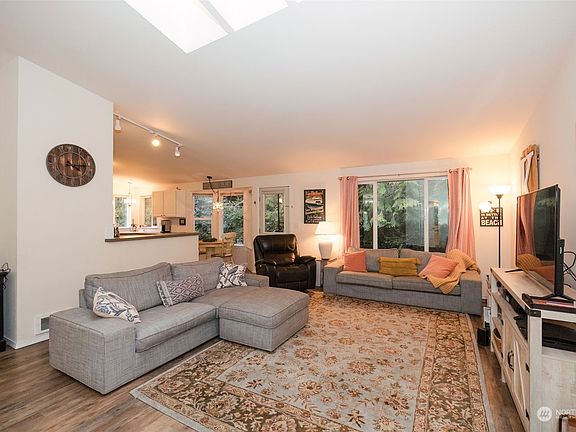 5th image of 303 E Pointes Drive E