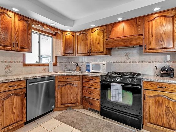 3rd image of 88 Edge Park Ave