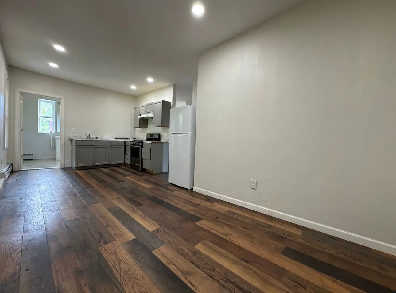 3 bed, 950 sqft, $1,349 — Photo 2