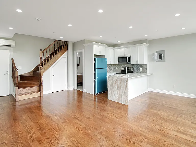 948 Herkimer St #3B — Photo 2