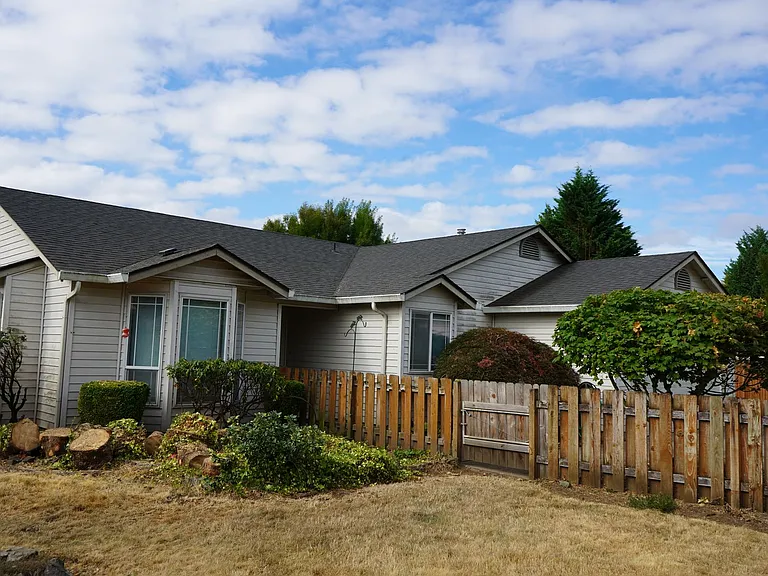 9907 NE 86th St — Photo 3