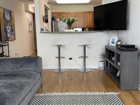 5th image of 345 N Lasalle St #2710