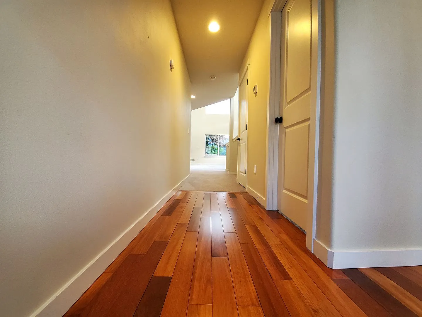 Spacious 3 Bed, 3 Bath Home in Lynnwood with Fenced Yard and Deck — Photo 4