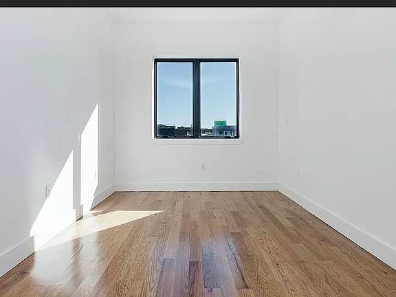 5th image of 142 Manhattan Ave #4A
