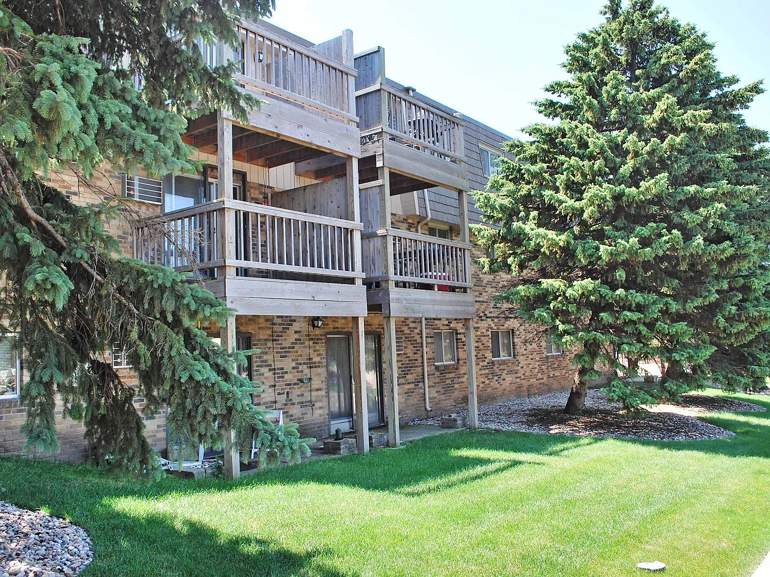 Kings Kourt Apartments — Photo 1