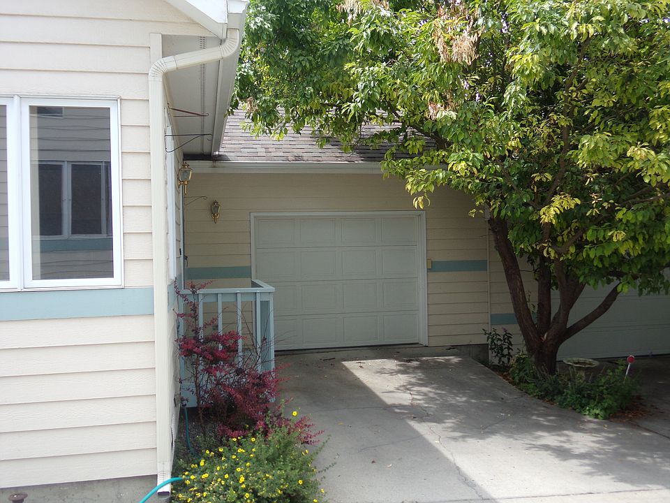 2nd image of 11 Spring Hollow Ct