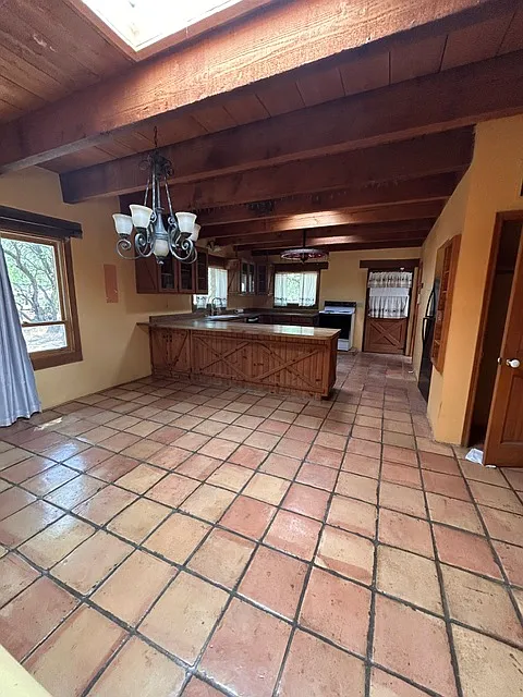 3 bed, 2700 sqft, $2,000 — Photo 3