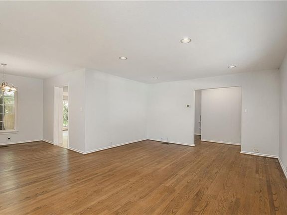 4th image of 6247 Kenwood Ave