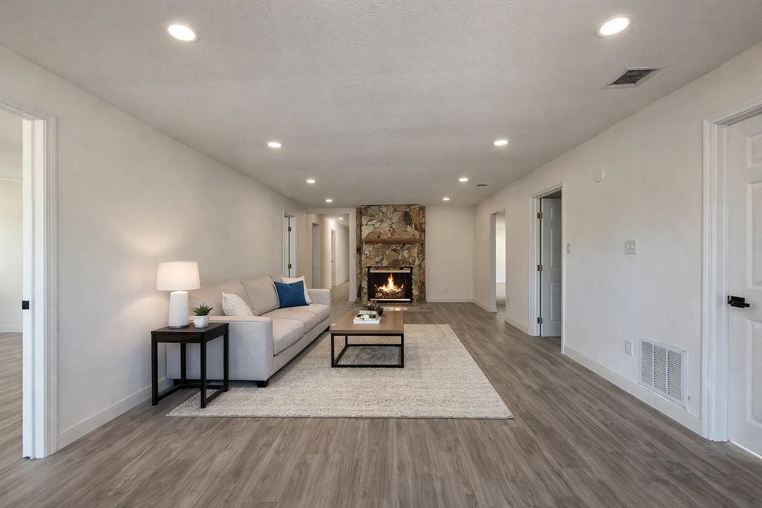 Beautifully Renovated 5/2 In Crystal River — Photo 3