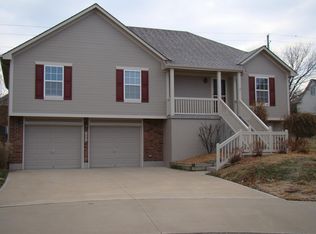 701 Lakeshore Pl, Raymore, MO 64083