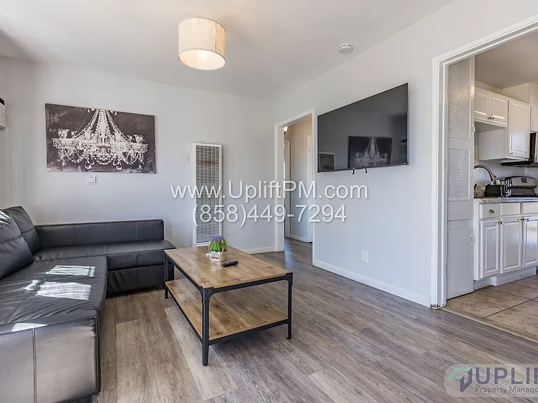 4833 Castle Ave — Photo 6