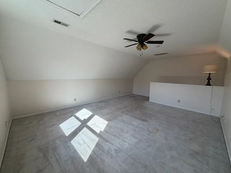 2076 Howlong Ave — Photo 32