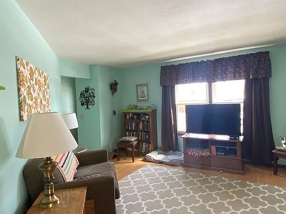 3rd image of 1407 Camelot Dr
