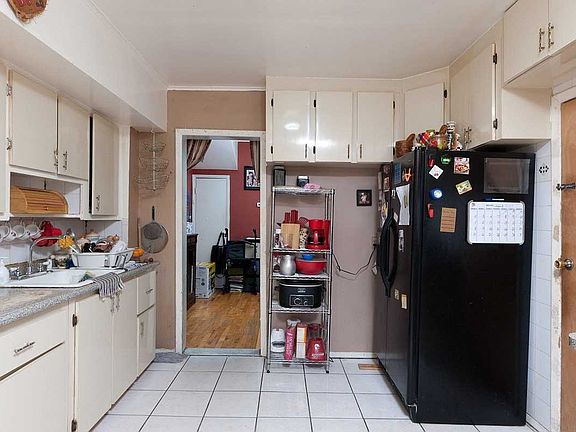 4th image of 43 Essex St