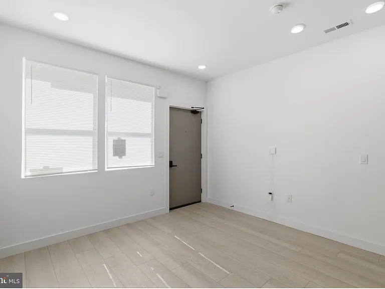 1024 W Orleans St — Photo 6