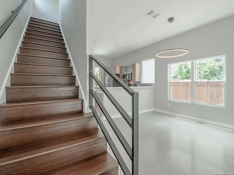 817 Potomac — Photo 17