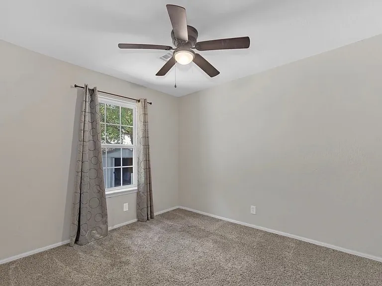 1108 W Fredericksburg St — Photo 22
