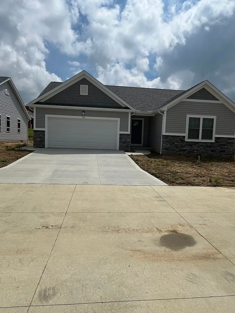 786 Glory Drive — Photo 1