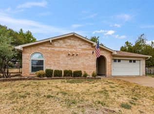 1004 Gladstone Ave, Azle, TX 76020