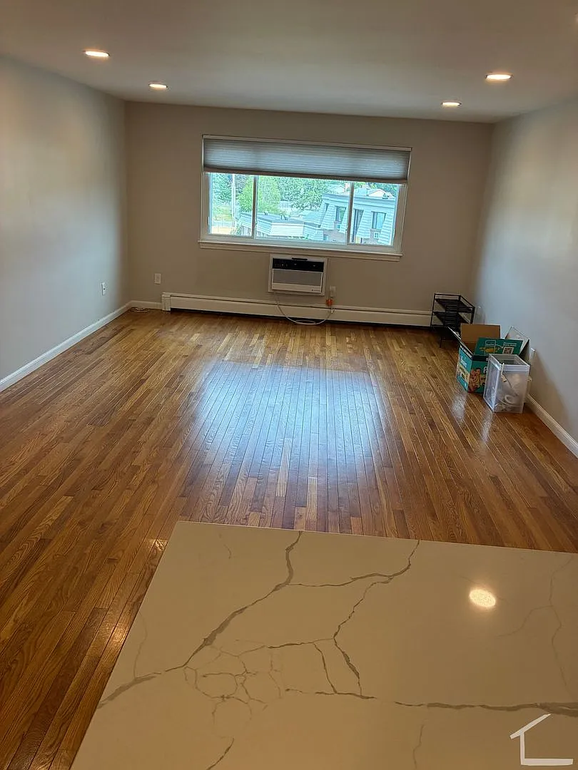 No Fee Suoer nice Condo with Utilities and 2 parking spaces, Laundry and Pool — Photo 1