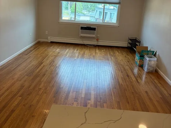 7 Hallmark Gdns, Burlington, MA 01803