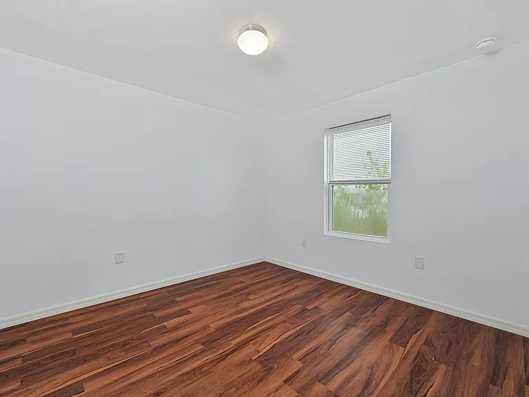 305 NW 16th Pl — Photo 12