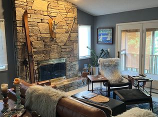 305 N Scarlet Oak Ln, Hendersonville, NC 28739
