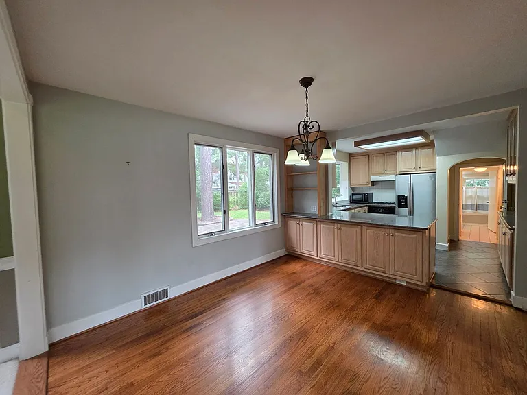 208 Regent Rd — Photo 6