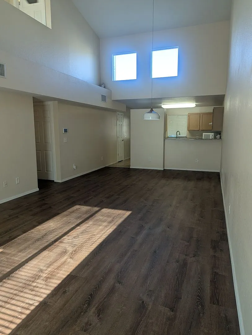 Cool 2 story townhouse — Photo 3