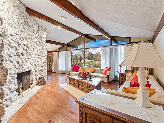 4th image of 734 Pleasant Valley Dr