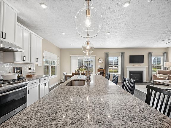 5th image of 421 Rebekah Ct