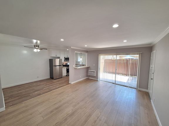 3rd image of 13813 Oxnard St #E1b2e7781