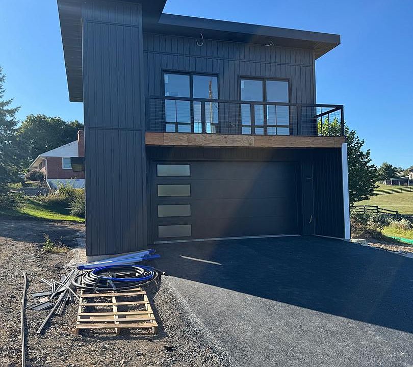 2nd image of 6586 Town Dr