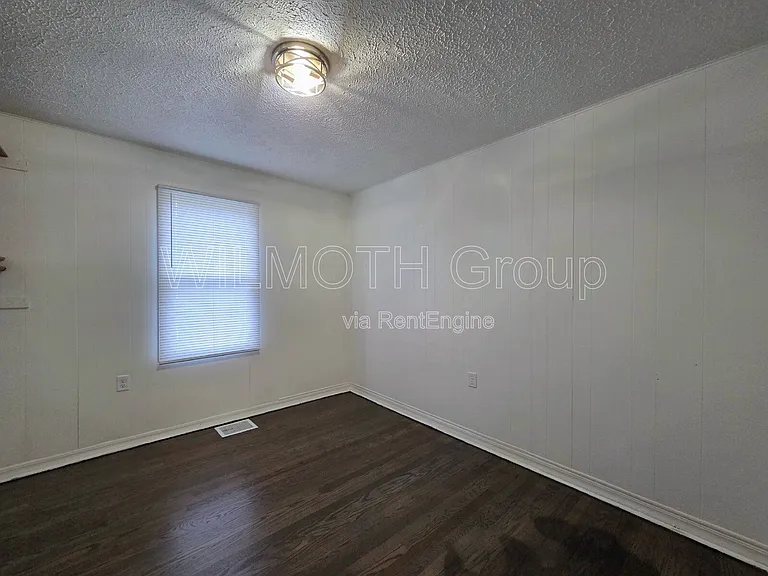 702 W 23rd St — Photo 8