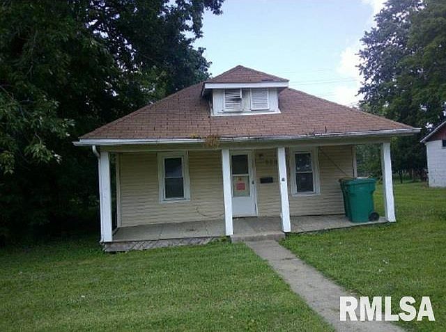 1st image of 920 E Elm St