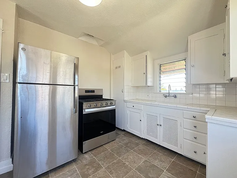 2821 Lincoln Ave — Photo 2