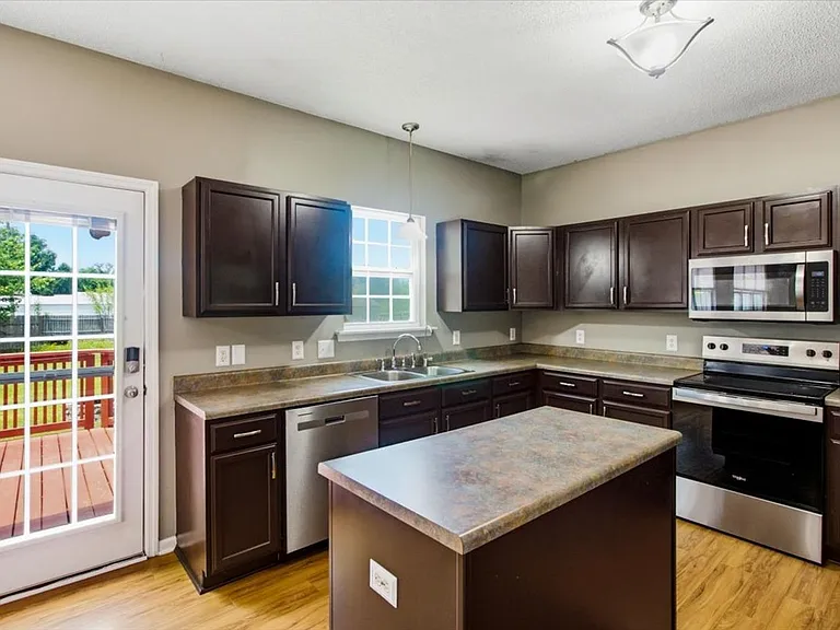 103 Briar Hollow Dr — Photo 17
