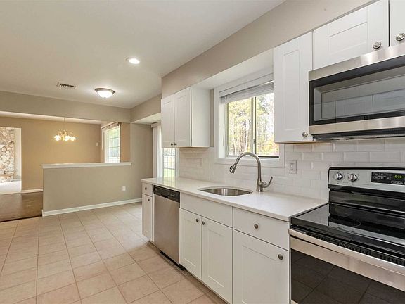 4th image of 35 Cobblestone Dr