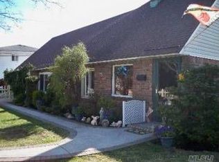 10 Fisher Ln, Levittown, NY 11756
