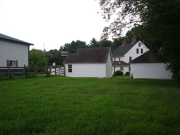 smaller paddock to house