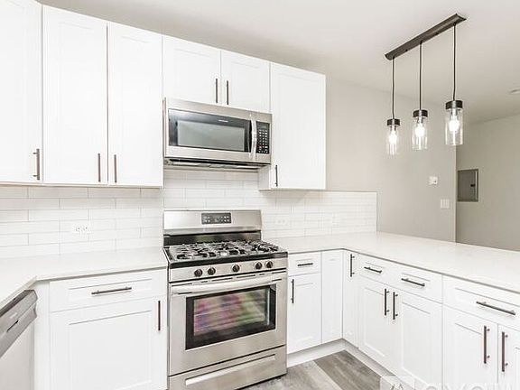 3rd image of 1545 W Augusta Blvd #2T