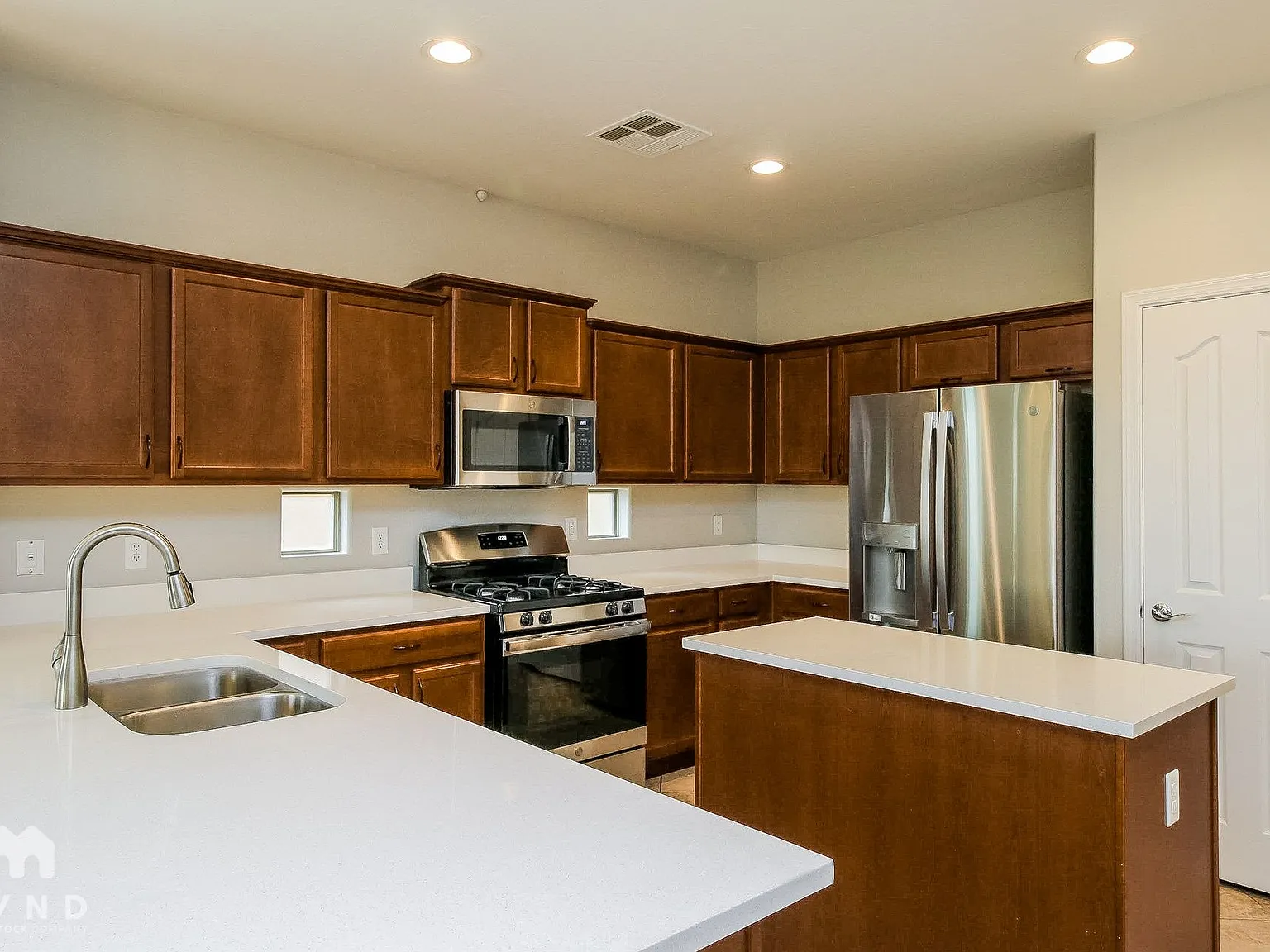 3 bed, 2.0 bath, 1717 sqft, $1,749 — Photo 2